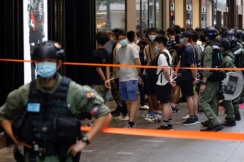 2020 年 10 月 1 日，香港防暴警察拘押示威者。（路透社）