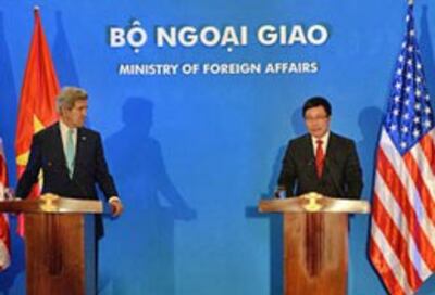 Ngoại Trưởng Hoa Kỳ John Kerry và Bộ trưởng Ngoại giao Việt Nam Phạm Bình Minh họp báo chí sau cuộc hội đàm chính thức của họ tại Hà Nội vào ngày 16 tháng mười hai năm 2013. AFP