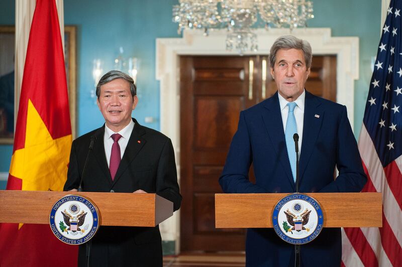 Ngoại trưởng Hoa Kỳ John Kerry (phải) và ông Đinh Thế Huynh, thường trực Ban bí thư Đảng cộng sản Việt Nam tại Washington DC ngày 25/10/2016.