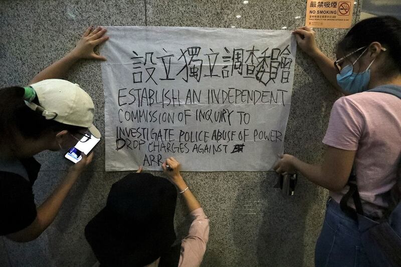 2019年6月24日，在香港的税务大楼外，抗议者要求设立独立调查委员会。（路透社）