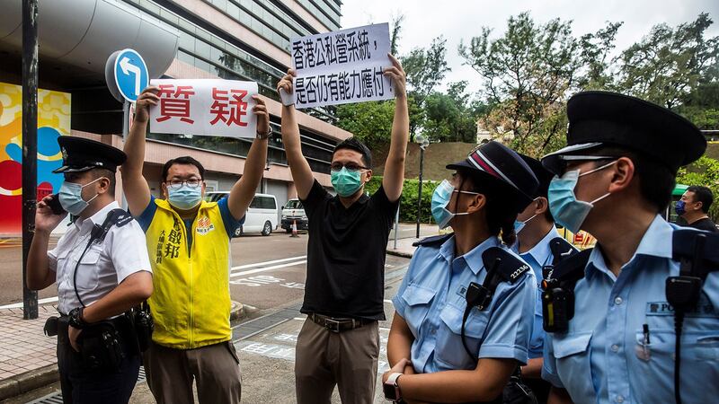 2020年8月2日，香港民主派政党「新民主同盟」区议员前往香港医管局抗议，反对中国协助在港进行武汉肺炎全民普筛。（AFP）