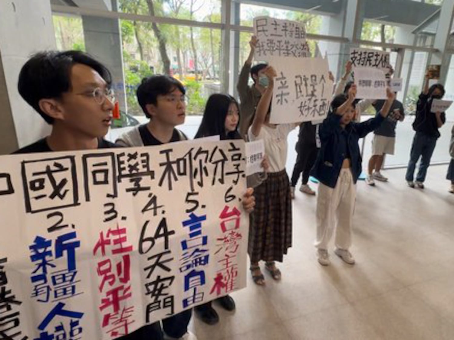 Taiwanese students shout pro-democracy slogans at Chinese delegation