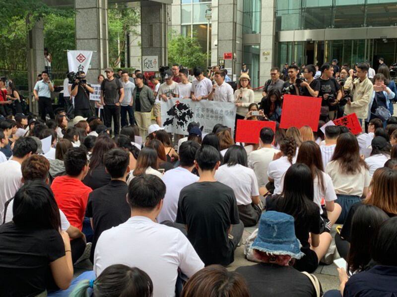 2019年6月12日，在台湾的近两百名香港学生在台北的香港经贸办事处前发起罢课行动。(记者 黄春梅摄)