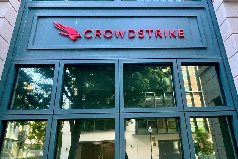 图为2024年7月19日所拍摄的美国网络安全公司敦阳科技（CrowdStrike）在加州的一间办公室。该公司近期发布的更新软件导致微软系统出现全球性技术故障，从而引发严重的服务中断。（美联社）