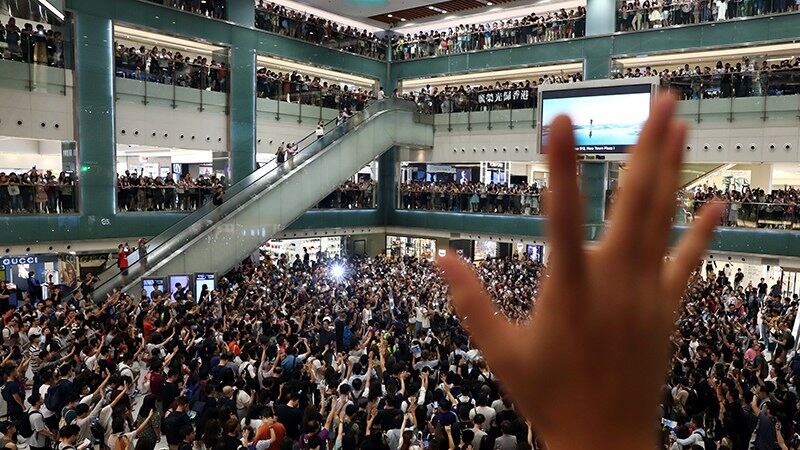 2019年9月11日在香港一家商场内聚会抗议的民众（路透社）