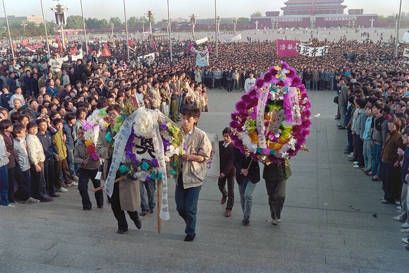 1989年4月22日，北京天安门广场上学生悼念胡耀邦。（法新社）