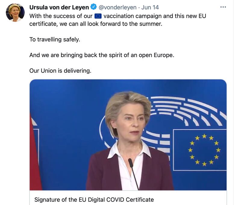 2021年6月14日，歐委會主席馮德萊恩（Ursula von der Leyen）簽署了早前歐洲議會通過的歐洲疫苗護照條例。（馮德萊恩推特截圖）