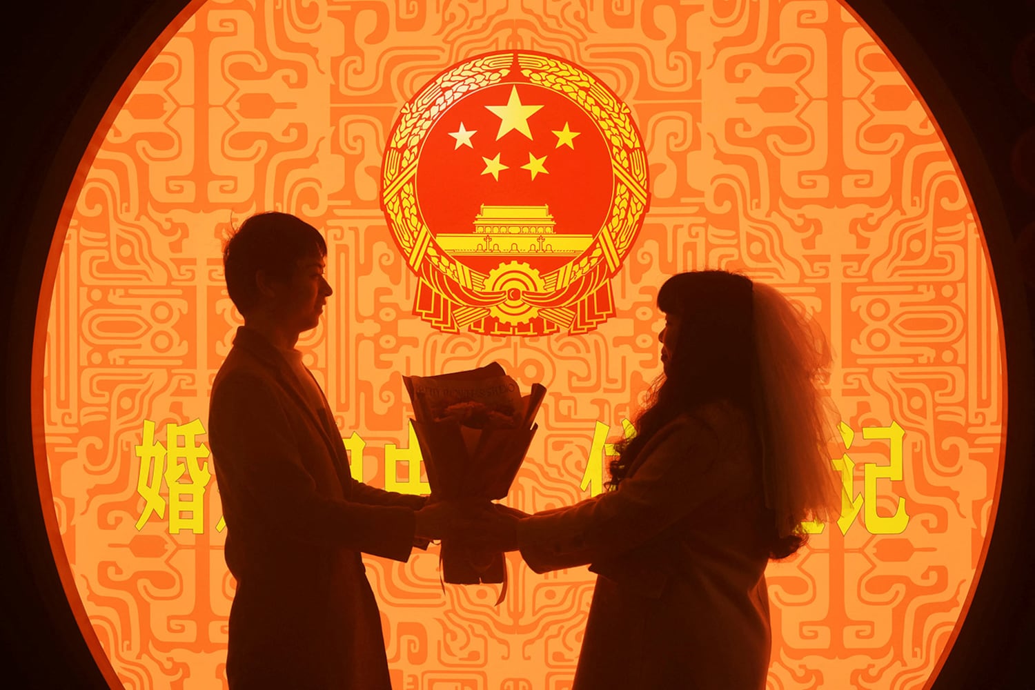 Ein frisch vermähltes Paar posiert am Valentinstag in einem Heiratsamt in Hangzhou, Provinz Zhejiang, China, für Fotos, 14. Februar 2023.