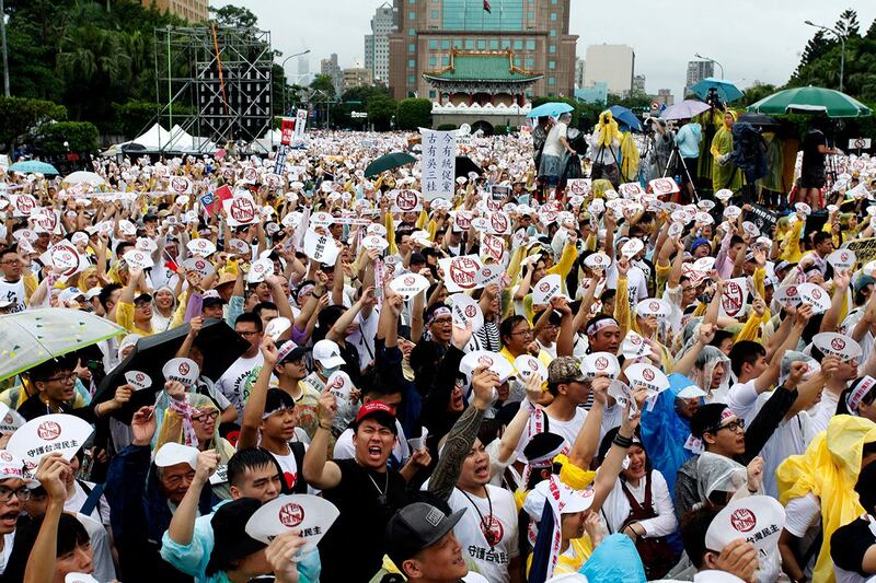 2019 年 6 月 23 日，台湾“反红色媒体”总统府前集会。(法新社)