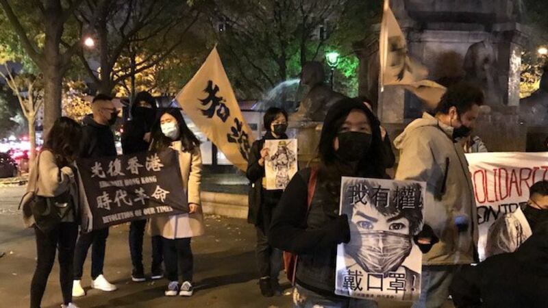 呼应香港 “ 112求援国际，坚守自治 ” 活动，法国旅法港人撑香港团体集会，谴责香港警察暴力与滥用水砲车，并进行 “ 向法国製造的水砲车说不 ” 连署。(摄影:蔡凌)