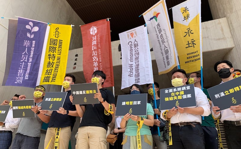 台湾公民团体在“国际强迫失踪者日”召开记者会，要求中国依法在明年四月释放李明哲，也要求台湾政府向对岸交涉，确保如期获释。（记者夏小华摄）