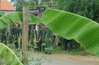 Bộ đội, công an bao vây giáo điểm Con Cuông tháng 7/2012. Photo courtesy of congdoanvinh