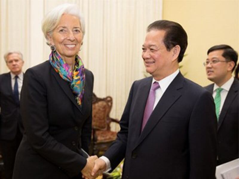 Giám đốc điều hành IMF Christine Lagarde (trái) bắt tay với Thủ tướng Việt Nam Nguyễn Tấn Dũng (phải) tại Hà Nội ngày 16 tháng 3 năm 2016. AFP