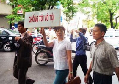 LS Nguyễn Thị Dương Hà mang theo tấm biển "Chồng Tôi Vô Tội" khi đến dự phiên tòa phúc thẩm TS Cù Huy Hà Vũ tại Tòa án nhân dân thành phố Hà Nội hôm 2-8-2011. Source Kami's blog