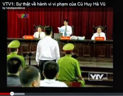 Tiến sĩ Cù Huy Hà Vũ trước tòa. (phóng sự của VTV1)