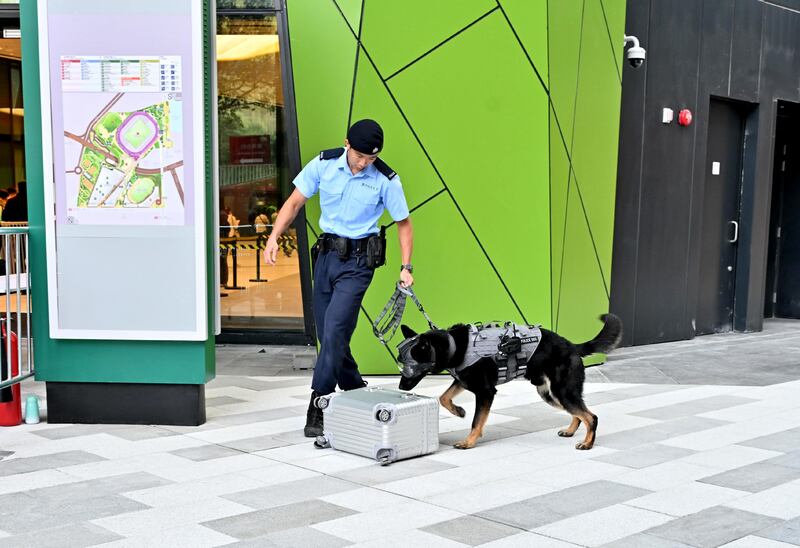 警方與消防等部門在每次大型演練都會在劇本加入不同「突發事故」，圖為其中一次演練中模擬在場內發現可疑行李後出動警犬調查，但有前警員認為此類「演習」對應變實際突發事故的作用有限。