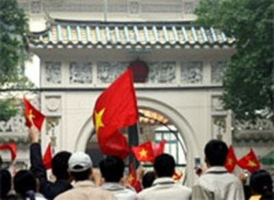 VnStudentProtest-ChinaEmbassy-250.jpg