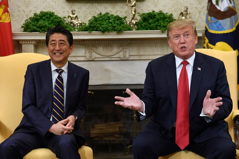 美国总统特朗普（右）2019年4月26日会见日本首相安倍晋三（美联社）