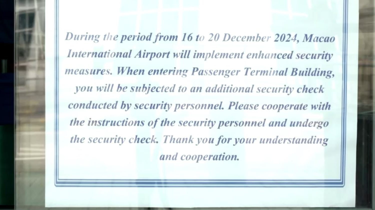 标志牌上写道：‘2024年12月16日至20日，澳门国际机场将实施加强安全措施。进入旅客航站楼时，您将接受保安人员的额外安全检查。请配合保安人员的指示并接受检查。感谢您的理解与合作。
