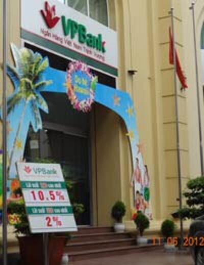 Bảng niêm yết lãi suất tiết kiệm tại ngân hàng VP-Bank hôm 11/6/2012. RFA photo