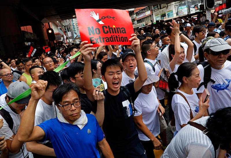 2019年6月9日，香港民间人权阵线举行反对修订《逃犯条例》的大游行，示威群众手持着标语“不要引渡到中国”。（美联社）