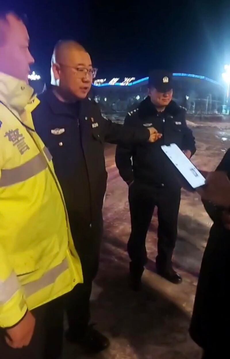 吐逊艾勒·别克达吾列提与警察交涉（古亭提供）