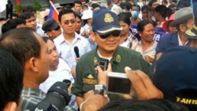 Cảnh sát trưởng Phnom Penh, ông Chuon Sovann đàn phám với đại diện đoàn biểu tình.Photo Quốc Việt, RFA