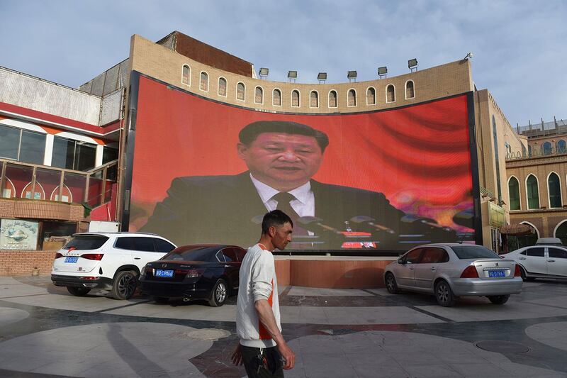 2019年6月4日，在新疆喀什市一大屏幕上显示中国国家主席习近平的画面。 （法新社）