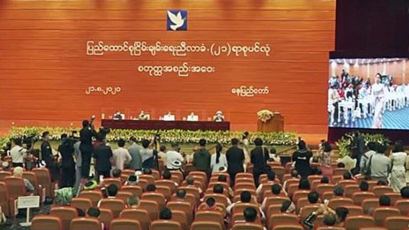 Attendees and reporters gather in a conference hall on the final day of the fourth session of the 21st-Century Panglong Conference in Naypyidaw, Aug. 19, 2020.