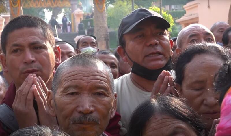 Pilgrims wait for a glimpse of the Dalai Lama during his visit to the Mahabodhi Temple in Bodh Gaya in India's Bihar state, Dec. 16, 2023. (RFA)