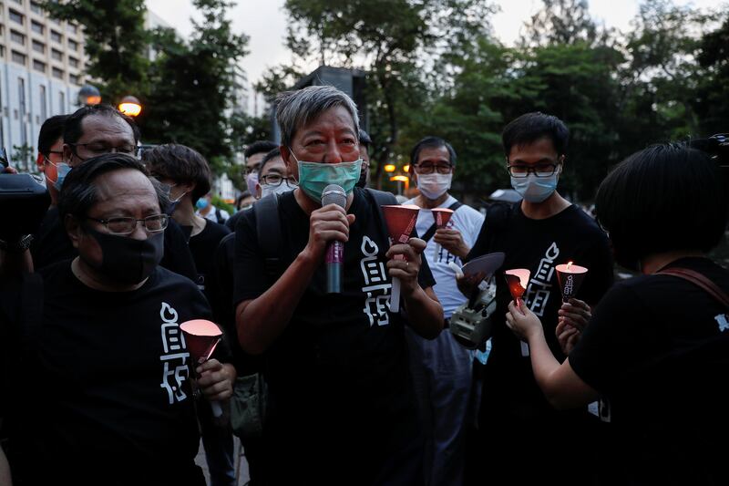 六四31周年，警方以疫情為由，首次不批准維園悼念集會，多名民主派人士與大量民眾自行進入維園悼念。（路透社資料圖片）