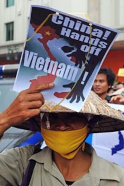 Một người biểu tình cầm poster chống Trung Quốc tại Hà Nội ngày 08 tháng 7 năm 2012. AFP photo