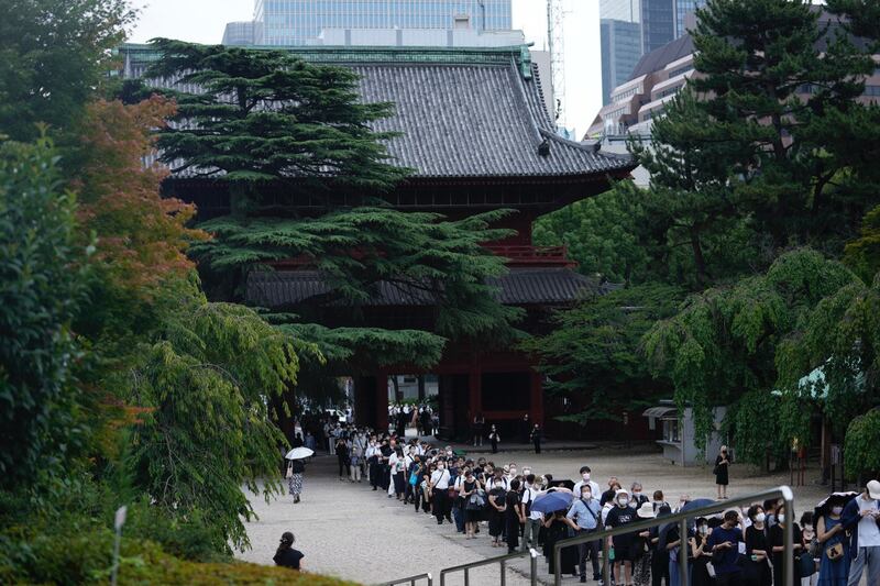 2022 年 7 月 12 日，日本前首相安倍晋三丧礼在日本东京增上寺举行，涌入大批民众送别二战后在位最久的日本首相。（路透社）