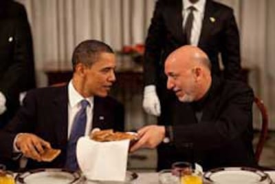 Tổng thống Barack Obama và Tổng thống Hamid Karzai trò chuyện tại bữa ăn tối ở Kabul, Afghanistan, ngày 28 tháng 3 năm 2010. White House Photo by Pete Souza.