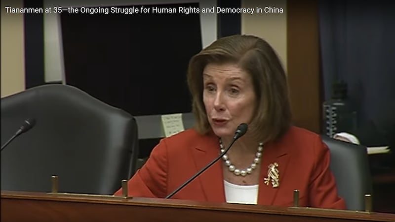 美国众议院原议长、现任民主党籍众议员佩洛西（Nancy Pelosi）在听证会上指出，中国社会仍存在层出不穷的人权问题。（视频截图/美国国会官网）