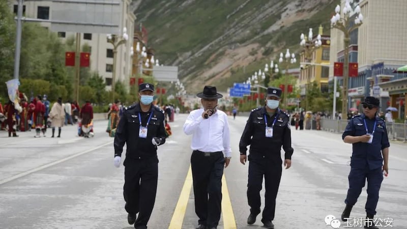 玉树市公安局在玉树藏族自治区70年庆期间出动大批特警加强安保，强调“讲好警察好故事、发好公安好声音”，用热血和汗水书写了“四个铁一般”、“五个过硬”的高原公安铁军风采。（翻摄澎湃新闻网）