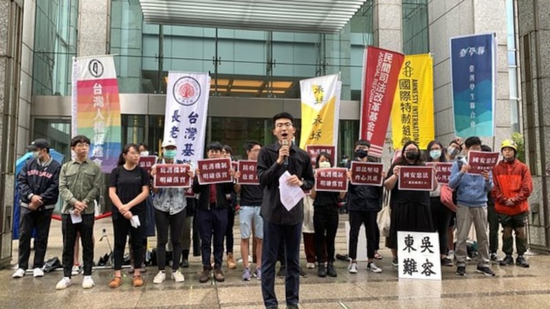 台湾学生团体今年5月在香港经贸办事处前，表达对北京人大通过港版国安法的谴责，和呼吁台湾政府明确落实庇护机制。（记者夏小华摄，资料照）