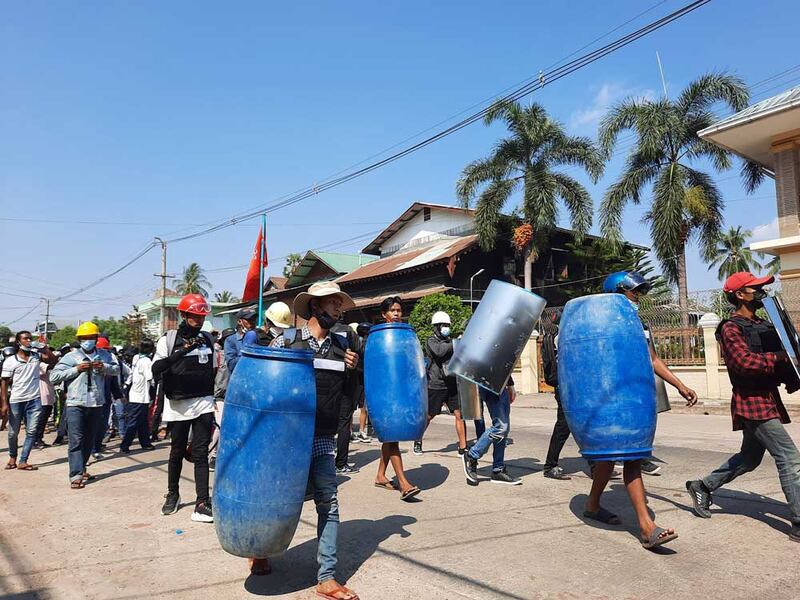 https://www.rfa.org/english/multimedia/myanmarprotestshieldsfromyangon-gallery-03052021112228.html/myanmarprotestshieldsfrommonstate-001.jpg