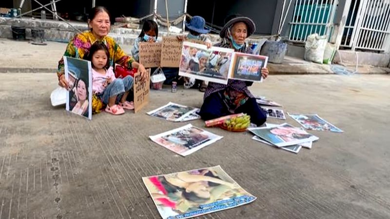 Nget_Khun_protest_and_demand_her_daughter_release_at_Phnom_Penh_Court_030625_by_Civilian៌១.jpg