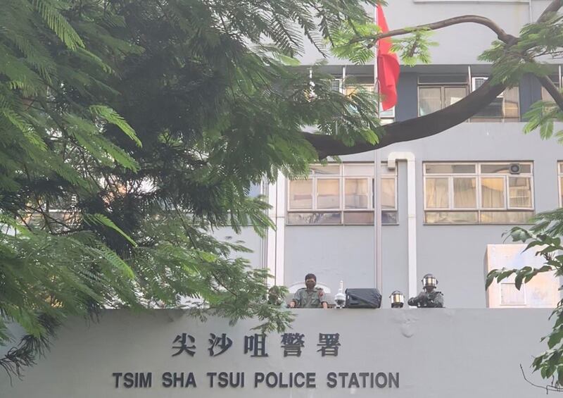 香港“反紧急法“游行12日下午举行，示威民众行经尖沙咀警署前，警方如临大敌，持枪戒备。(记者郑崇生摄)