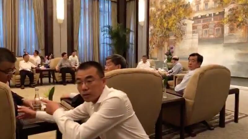 台北市长柯文哲与大陆国台办主任刘结一“开直播”，引发中国官员制止。（柯文哲脸书截图）