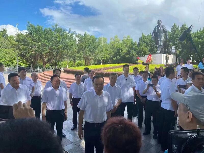 李克强深圳考察力保经济 向邓小平铜像献花篮（网络图片）