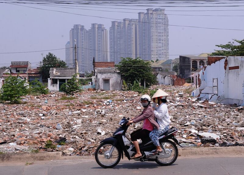 Hình minh hoạ. Những căn nhà bị phá nhường chỗ cho những nhà cao tầng ở TP Hồ Chí Minh