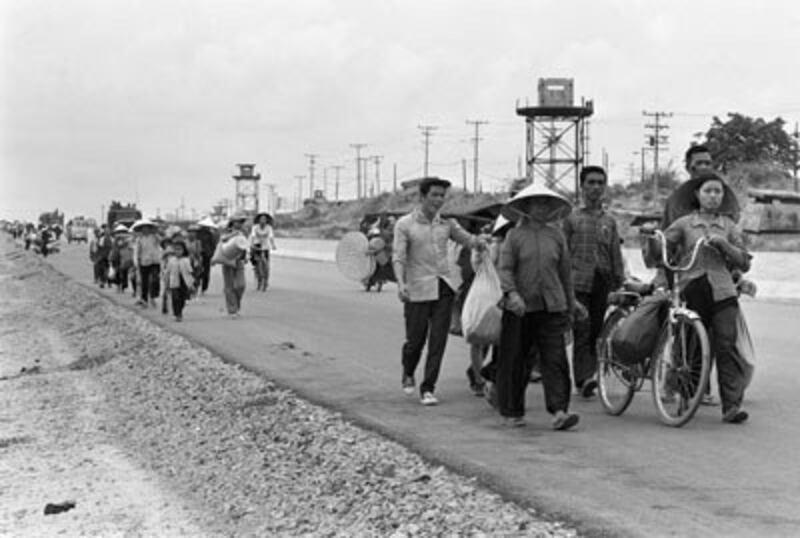 Người dân Sài Gòn di tản hôm 30/4/1975. AFP photo