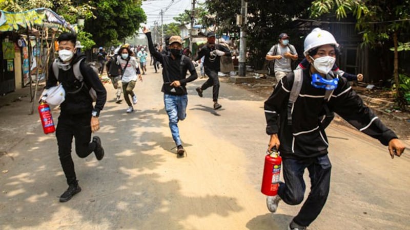 myanmar-protesters-running-thaketa-twp-yangon-mar30-2021.jpg