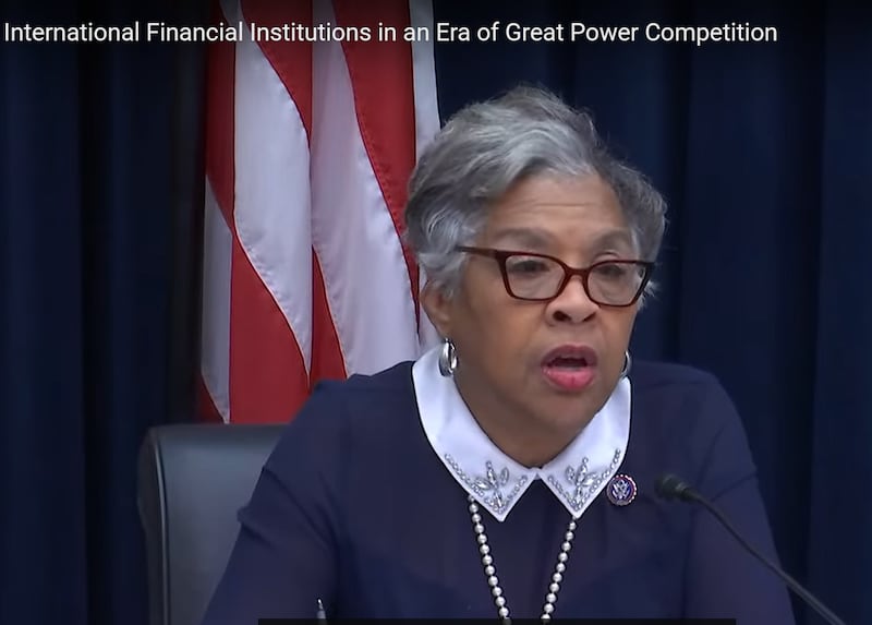 美国联邦众议员乔伊斯·比蒂（Joyce Beatty）在听证会上强调，包括国际货币基金组织、世界银行和多边开发银行等在内的国际金融机构对危机中的国家提供金融援助、支持全球发展及对抗中国利用外债扩大全球影响力至关重要。（视频截图/美国国会官网）