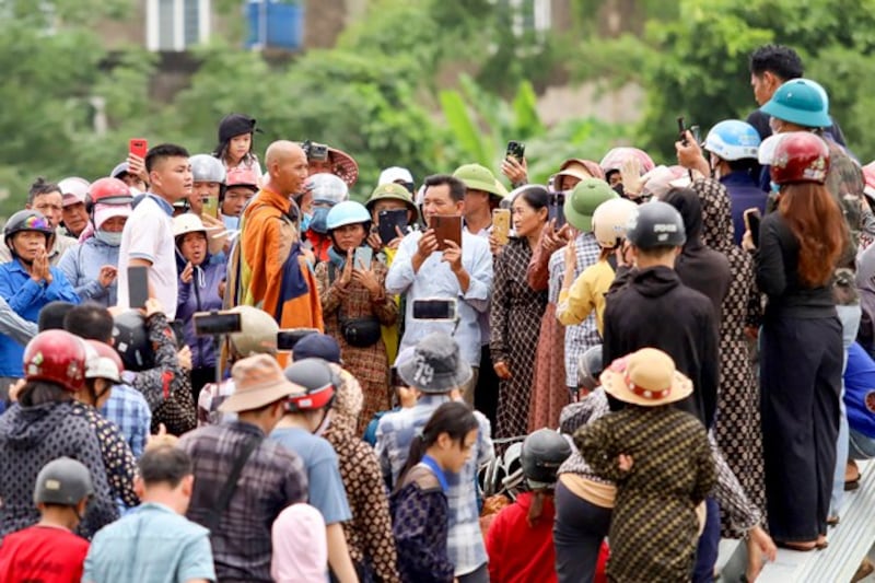 Independent monk Thich Minh Tue (center L) stands with local residents in Vietnam's Ha Tinh province, May 17, 2024. (AFP)