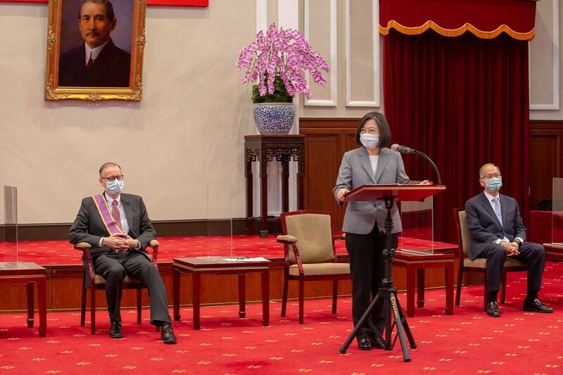 台湾总统蔡英文颁赠美国在台协会台北办事处长郦英杰“大绶景星勋章”，并致词。（台湾总统府）