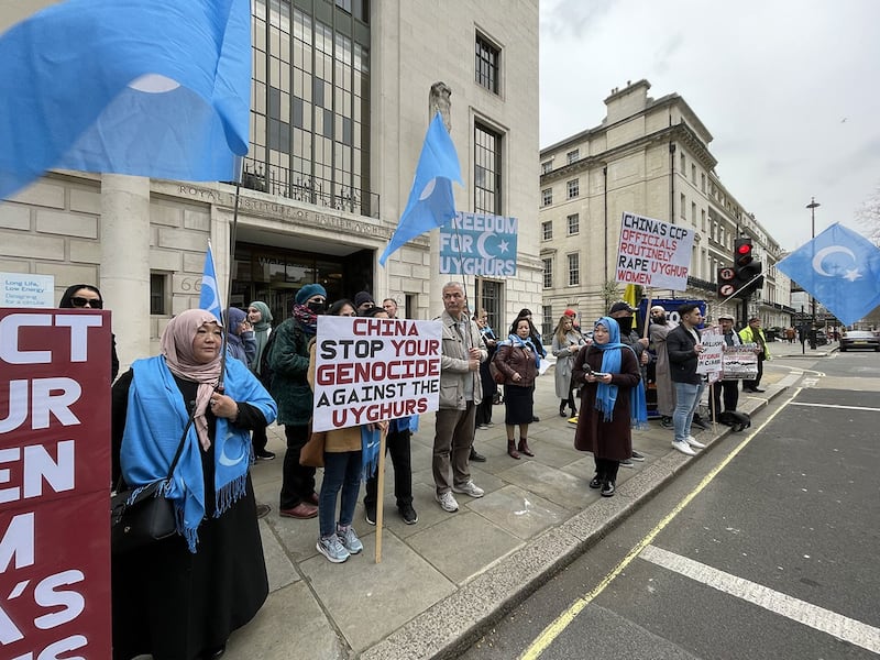 约30名在英维吾尔人及人权活动人士周三（5日）在中国驻英国大使馆外抗议，纪念“巴仁乡事件”33周年。 （记者吕熙摄）