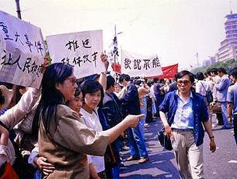 1989年5月4日，北京新闻界人士在街头抗议。前面伸手者是高瑜。（六四档案图）